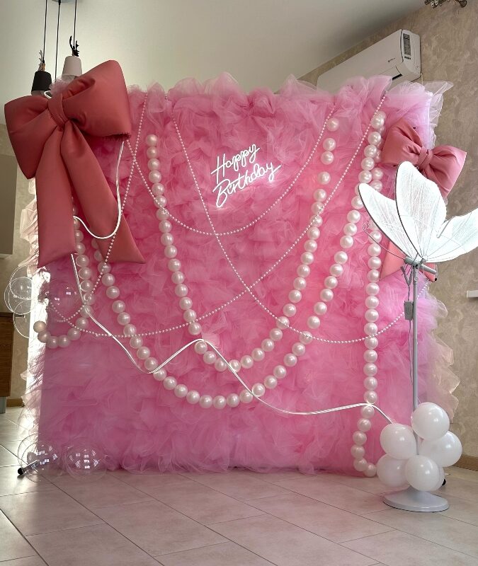 Фотозона «Pink» — нежный розовый тюль с жемчугом и неоном