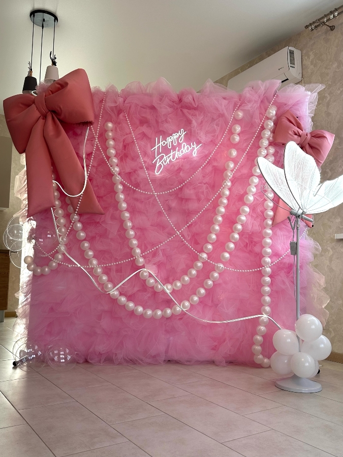 Фотозона «Pink» — нежный розовый тюль с жемчугом и неоном Фотозона «Pink» — нежный розовый тюль с жемчугом и неоном