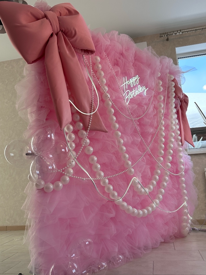 Фотозона «Pink» — нежный розовый тюль с жемчугом и неоном Фотозона «Pink» — нежный розовый тюль с жемчугом и неоном — изображение 4