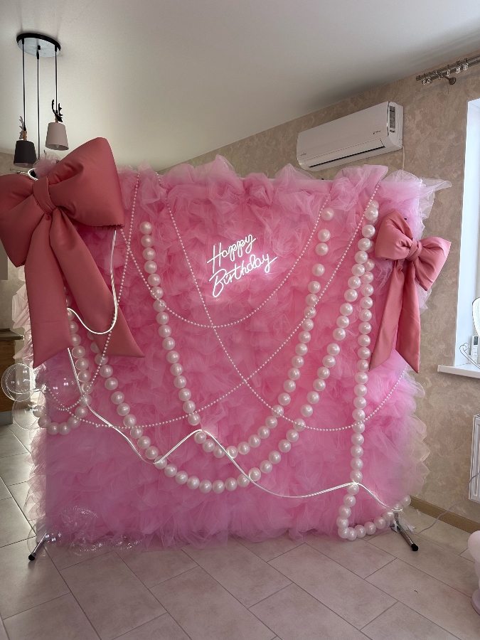 Фотозона «Pink» — нежный розовый тюль с жемчугом и неоном Фотозона «Pink» — нежный розовый тюль с жемчугом и неоном — изображение 8